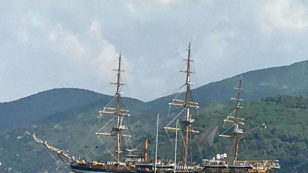 L'Amerigo Vespucci all'isola d'Elba