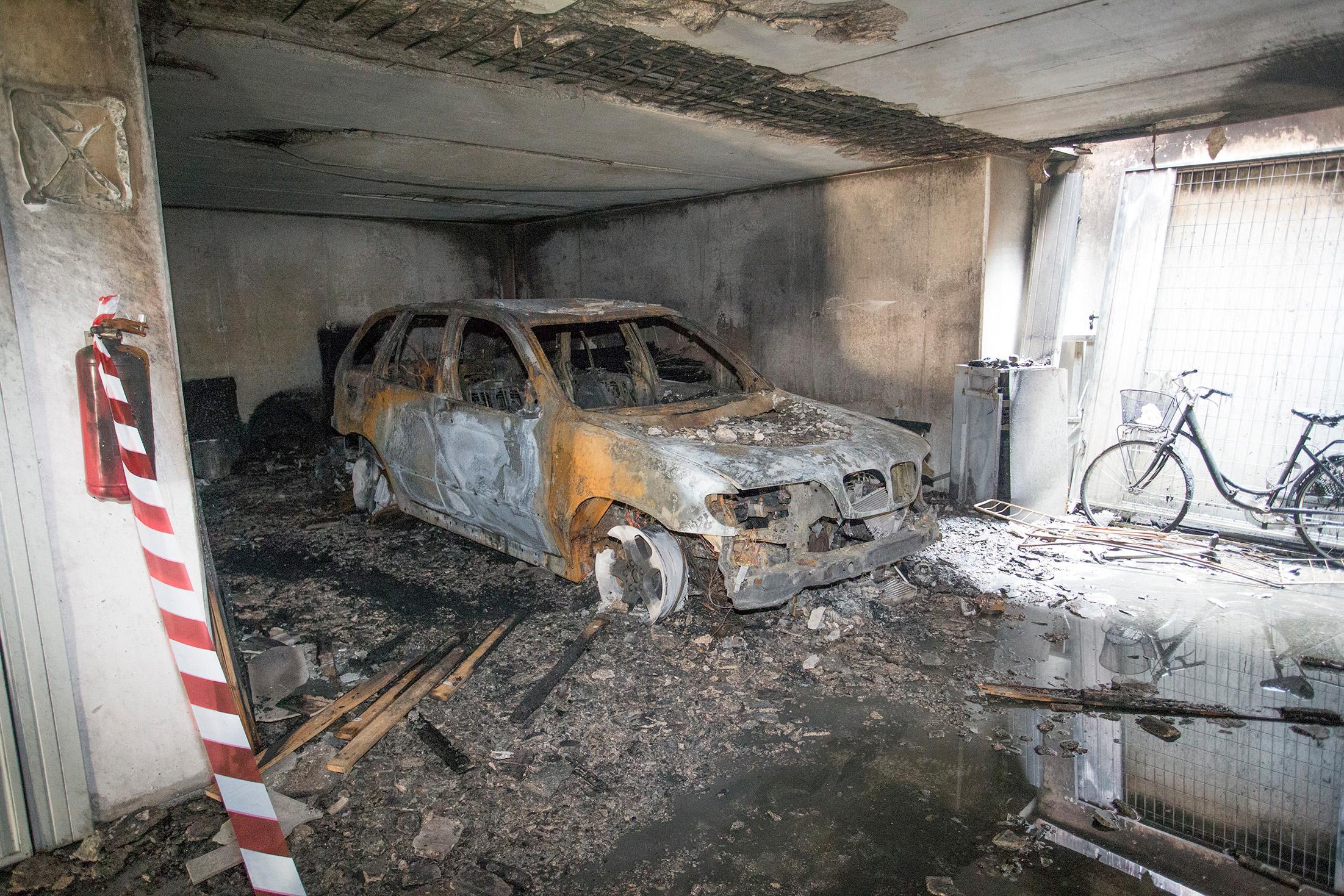 Soliera, auto e furgone a fuoco in garage. Evacuata palazzina Si sospetta il dolo