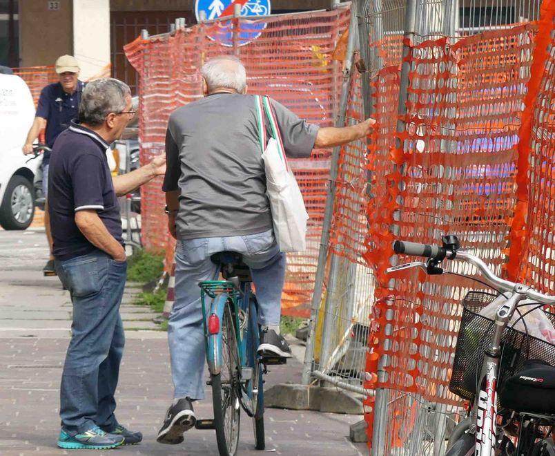 Un cavo ha bloccato i lavori e il traffico è ancora fermo 