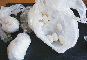 La droga sequestrata nell’auto e nella falegnameria dell’uomo, sopra un carabiniere a un posto di controllo