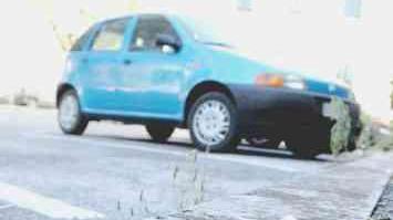 <strong>BLITZ.</strong> Una Volante della polizia e sopra un preservativo abbandonato nel parcheggio di via don Minzoni