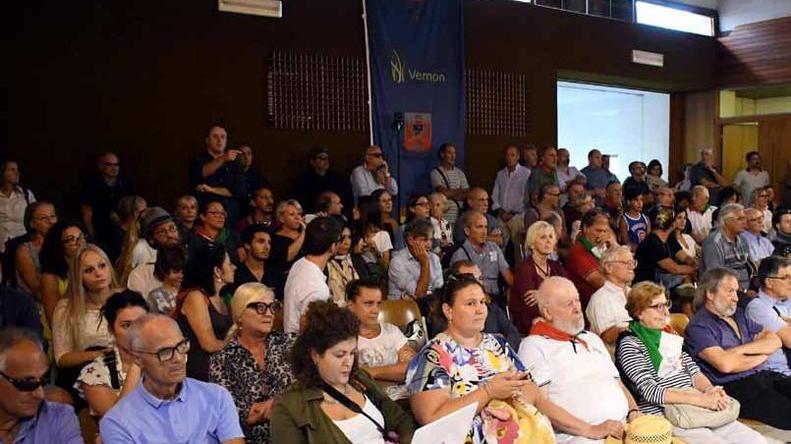 «Ci sono atti importanti» Ma la seduta in consiglio alla fine slitta di nuovo