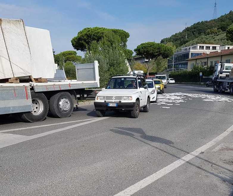 Pericolo alla rotonda: la lastra cade dal tir