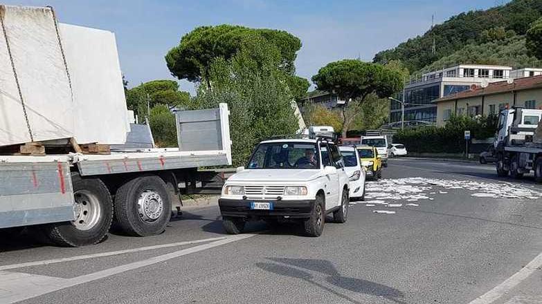 Pericolo alla rotonda: la lastra cade dal tir