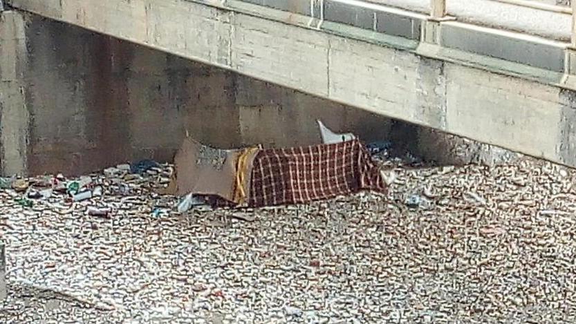 Tre senzatetto sotto il ponte alla foce del Carrione