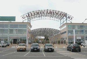 L’ingresso alla Galleria Aringhieri a Ponsacco