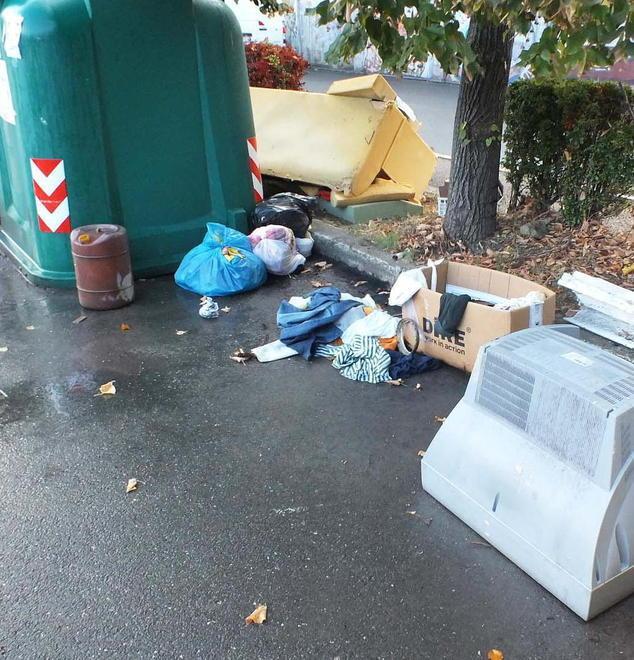 Anche fusti d’olio lasciati intorno ai cassonetti
