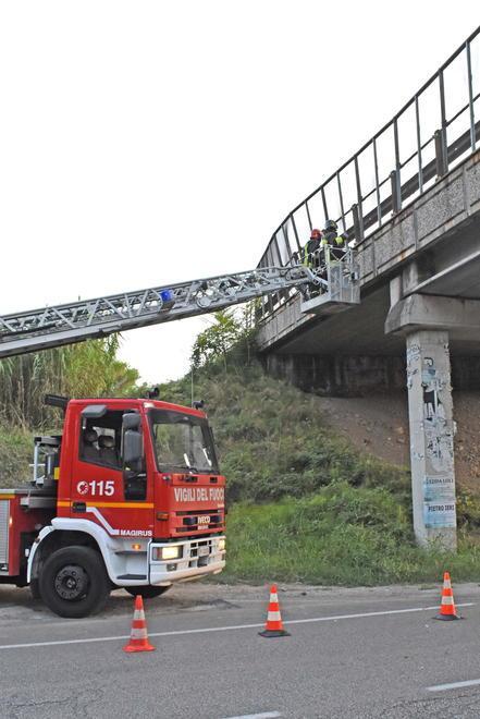 Rovinati i rivestimenti del ponte su via Sestini