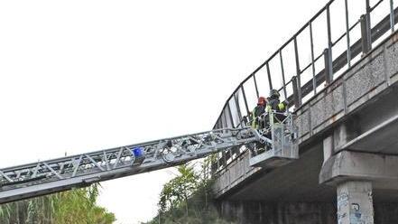 Rovinati i rivestimenti del ponte su via Sestini