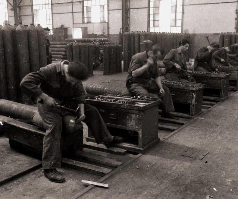 Lavoro nelle fabbriche La storia e i volti in duemila immagini 
