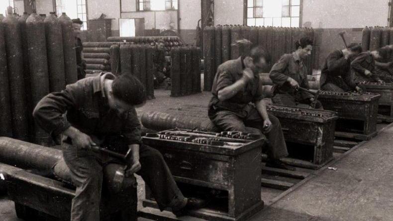 Lavoro nelle fabbriche La storia e i volti in duemila immagini