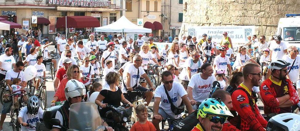 Tanti ciclisti per le strade della città con l’Avis
