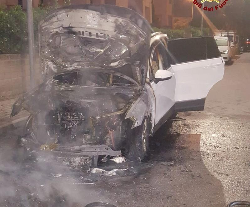 Auto in fiamme nella notte