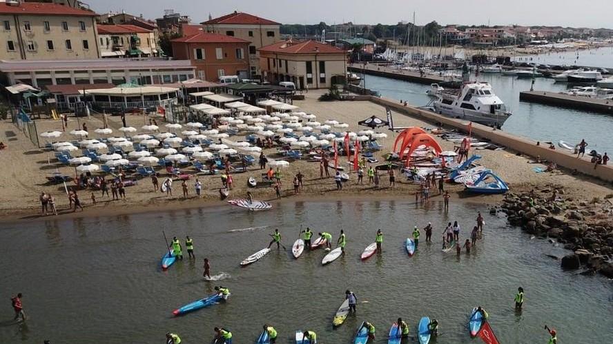 Quattro chilometri tra le boe in piedi sul sup