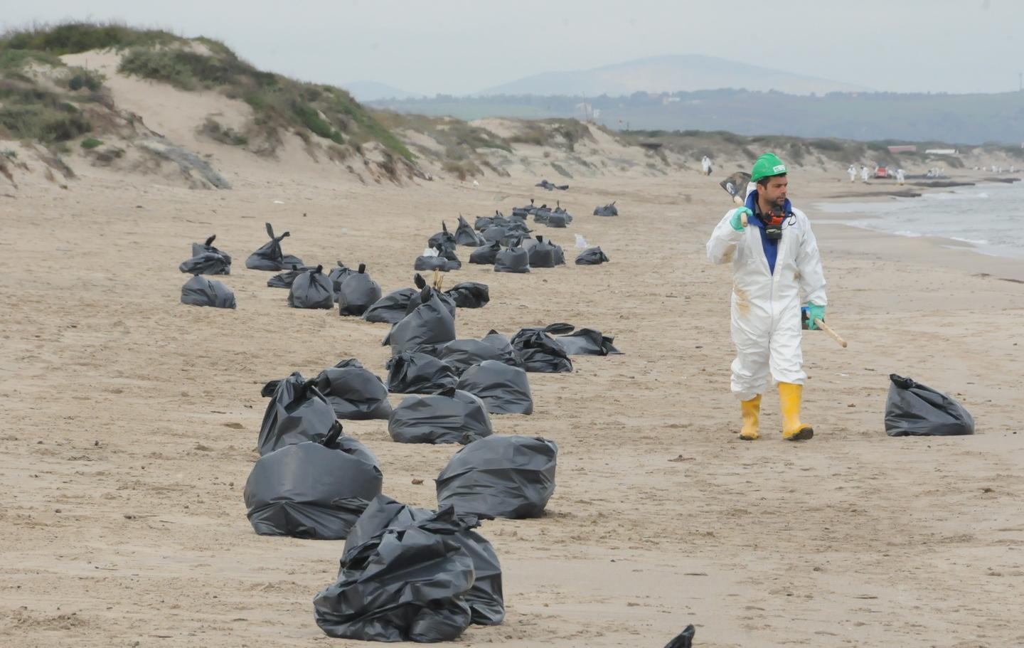 Marea nera a Platamona, il pm chiede un anno per i 3 imputati 