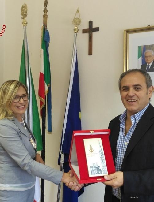 Fontane rosse in piazza «Donate il midollo»