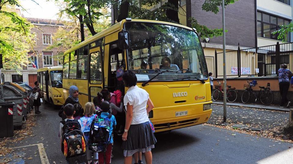 Via Reggianini chiusa al traffico per l’arrivo dei due scuolabus