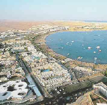 In alto la località turistica Sharm El Sheik, sopra un aereo: è caccia al biglietto per rientare