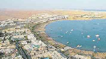 In alto la località turistica Sharm El Sheik, sopra un aereo: è caccia al biglietto per rientare