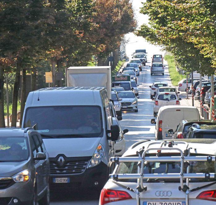 Salgono i parcheggi blu «Ma la prima mezz’ora sarà gratuita per tutti» 
