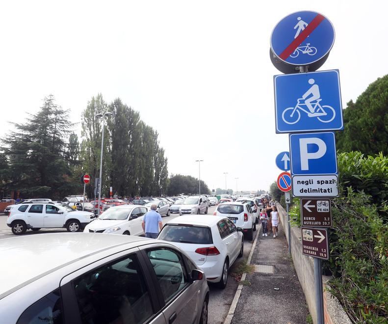 Parcheggio selvaggio sulla pista ciclabile «Sono degli incivili» 