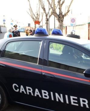 Punta il coltello contro i vicini «Vi taglio la testa e la butto» 