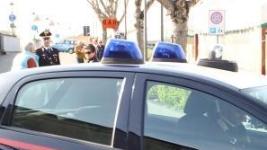 Punta il coltello contro i vicini «Vi taglio la testa e la butto»