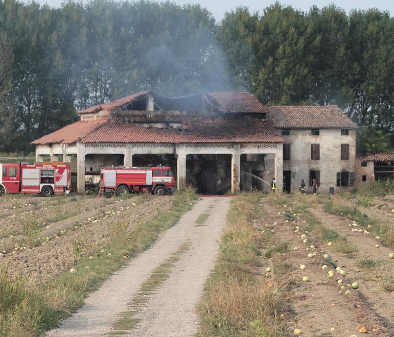 Il tetto di un casolare distrutto da un incendio