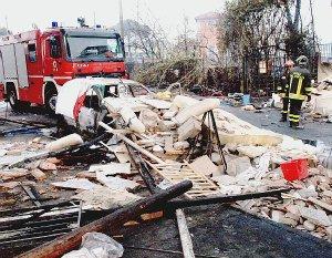 <strong>DOLORE E RICORDO.</strong> A sinistra le macerie A destra il giardino del pianto