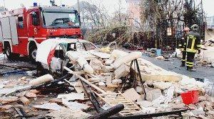 <strong>DOLORE E RICORDO.</strong> A sinistra le macerie A destra il giardino del pianto