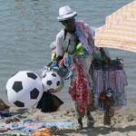 In un giorno raccolte 300 firme contro i vu cumprà in spiaggia