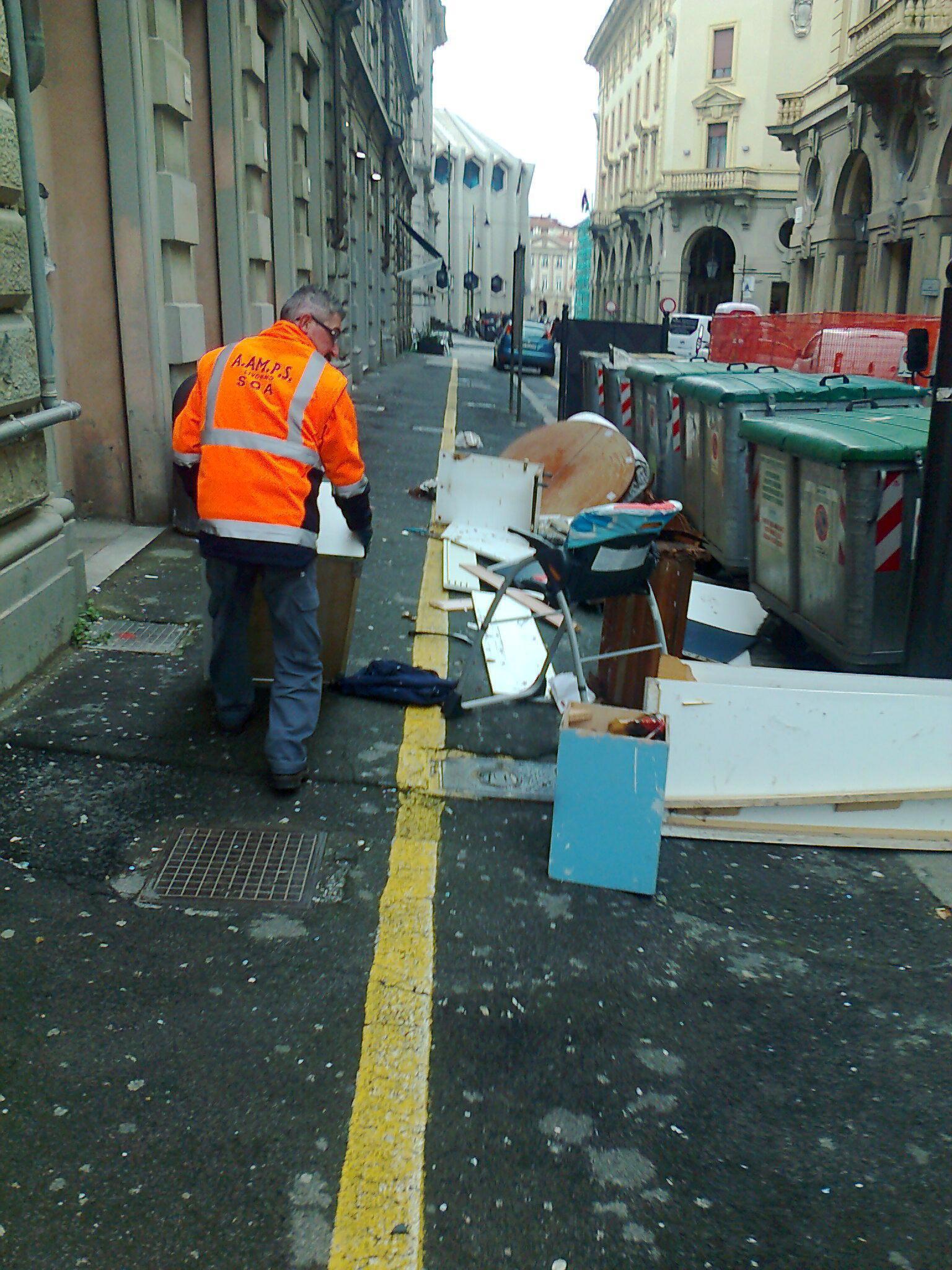 Rifiuti e controlli a Livorno (foto di archivio)