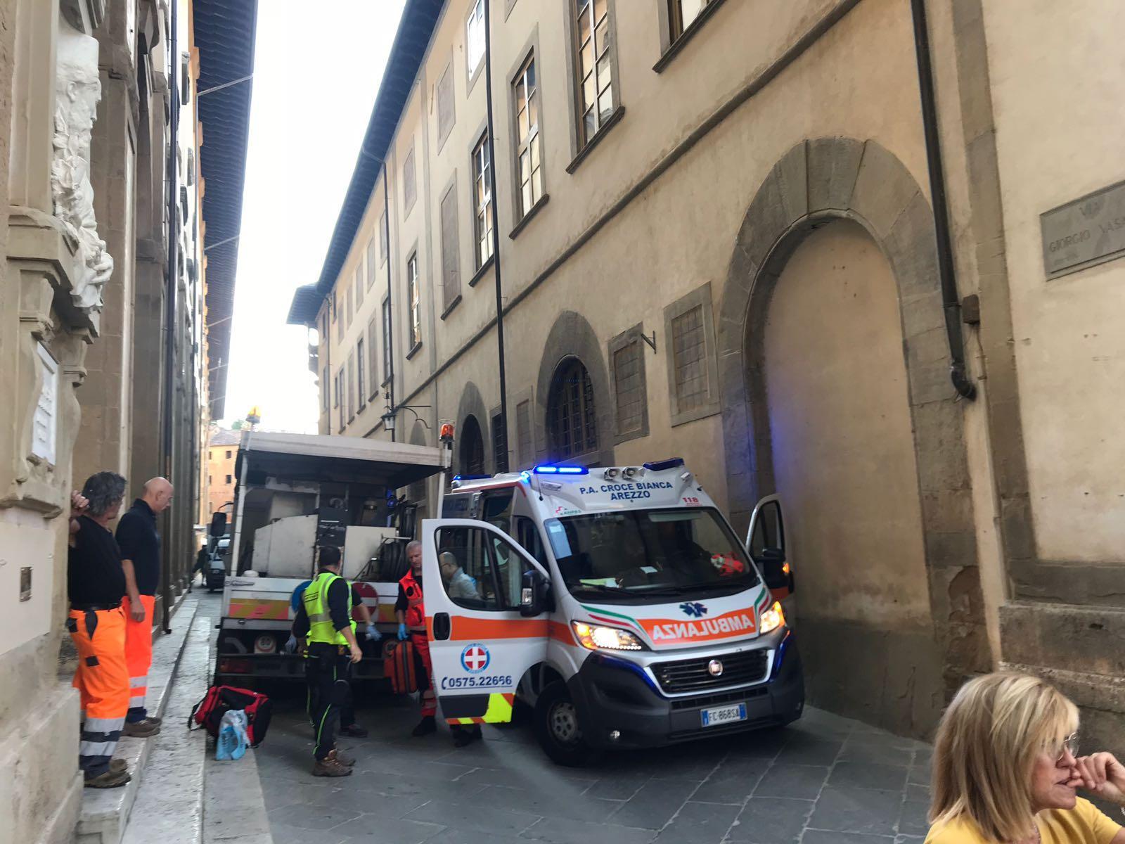 Le operazioni di soccorso nel palazzo dell'Archivio di Stato (foto concesse da Arezzo Notizie)