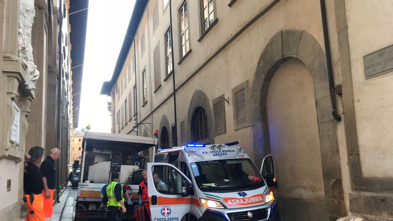 Le operazioni di soccorso nel palazzo dell'Archivio di Stato (foto concesse da Arezzo Notizie)