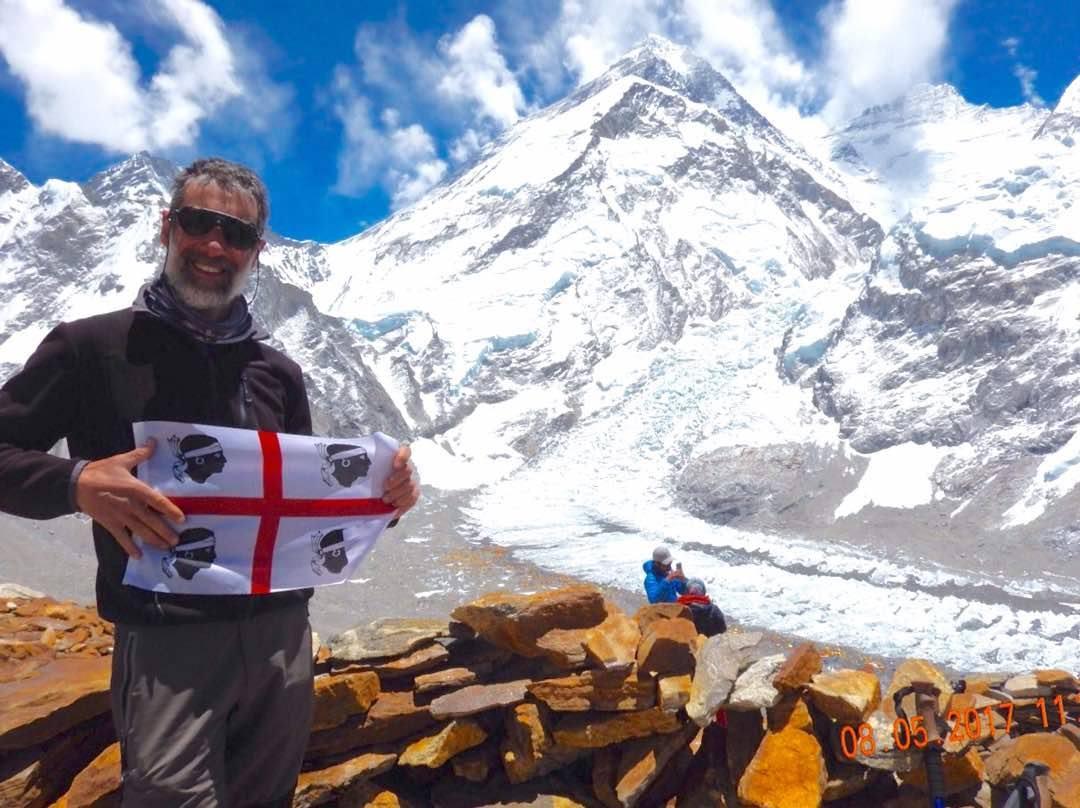 Angelo Lobina lo scorso anno durante la scalata dell'Everest, alle sue spalle