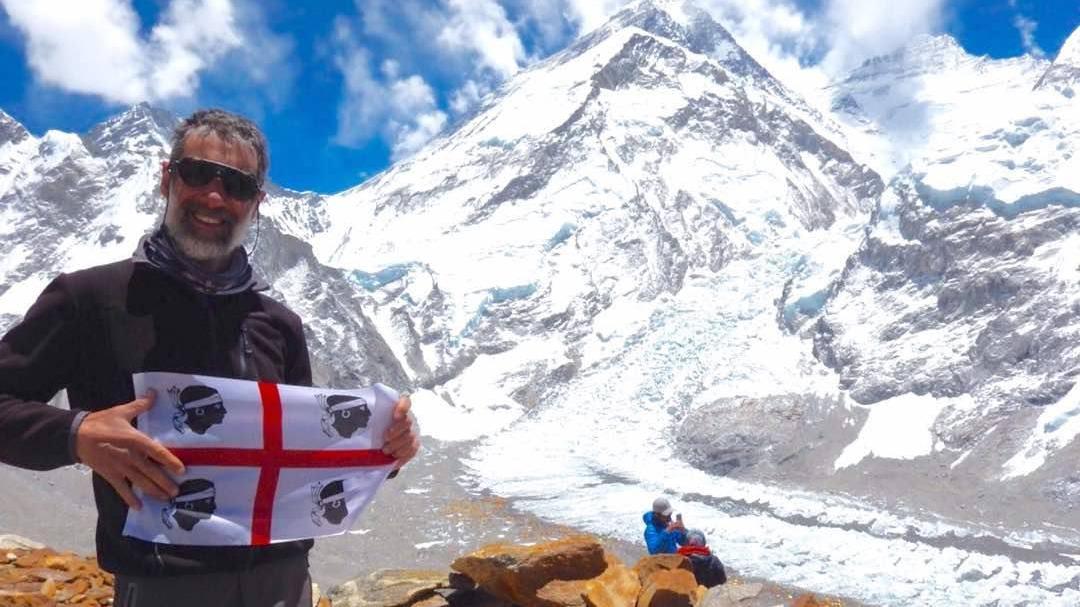 Angelo Lobina lo scorso anno durante la scalata dell'Everest, alle sue spalle