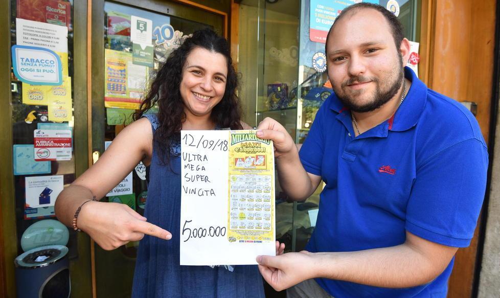 Ha vinto 5 milioni e regalerà soldi per realizzare un centro disabili - Video