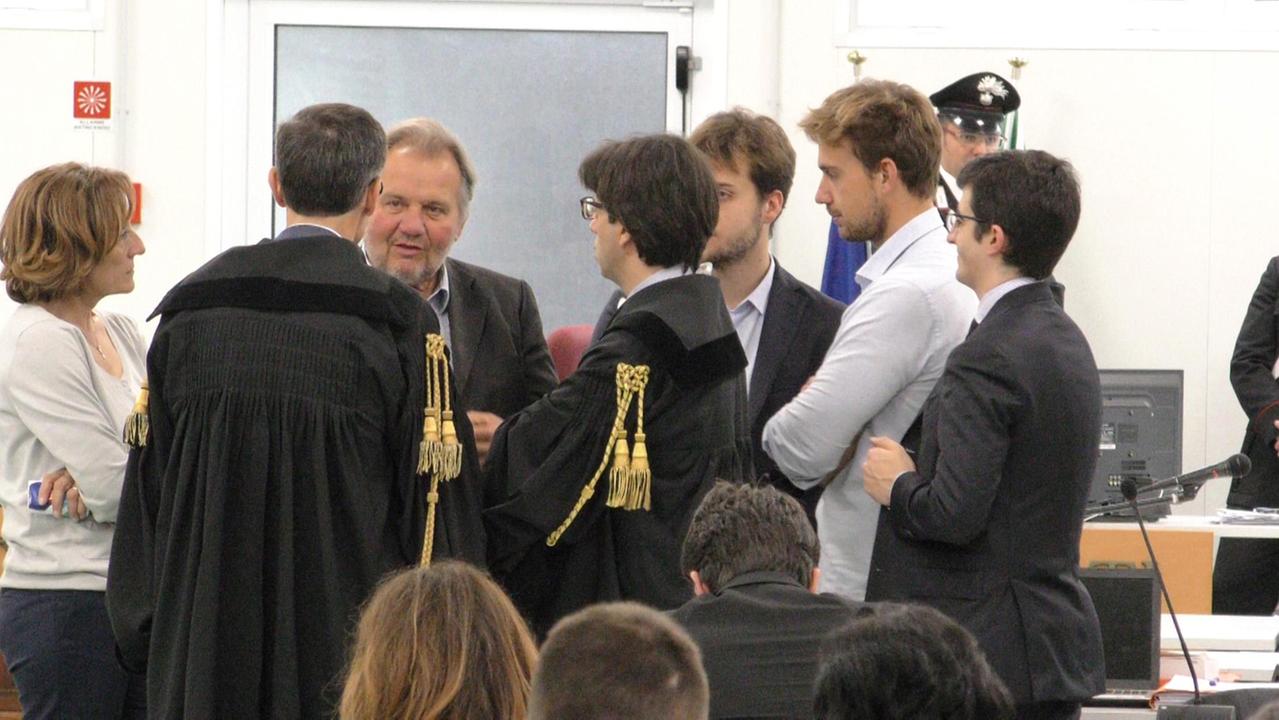 La famiglia Bianchini con gli avvocati difensori