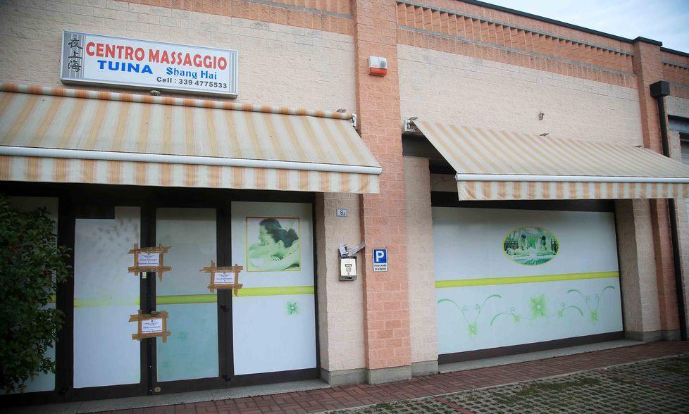I clienti confermano in aula: «Massaggi hard per 60 euro» 