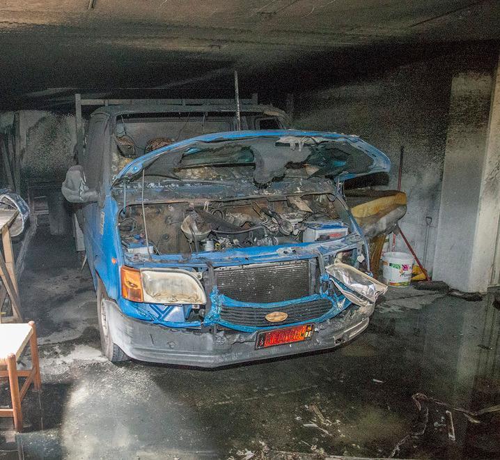 Distrutti dalle fiamme i mezzi di un artigiano. Il proprietario: «Convinto sia doloso» 