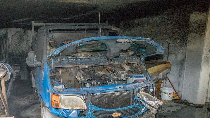 Distrutti dalle fiamme i mezzi di un artigiano. Il proprietario: «Convinto sia doloso»