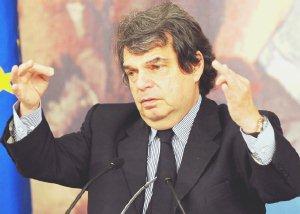 Il ministro Renato Brunetta e, accanto, un lavoratore timbra il cartellino al marcatempo