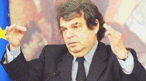 Il ministro Renato Brunetta e, accanto, un lavoratore timbra il cartellino al marcatempo