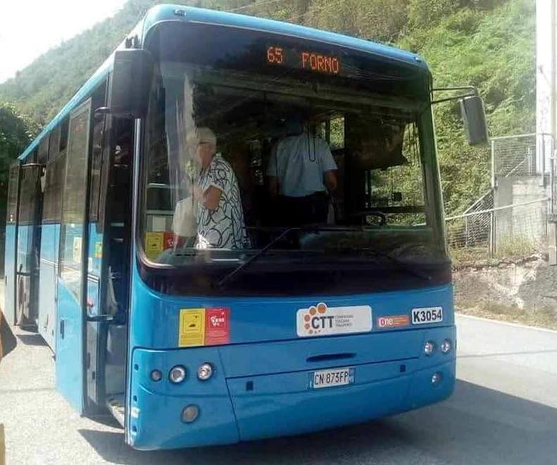 Il bus non riparte e a Forno si va a piedi: «Ctt mandi mezzi nuovi» 