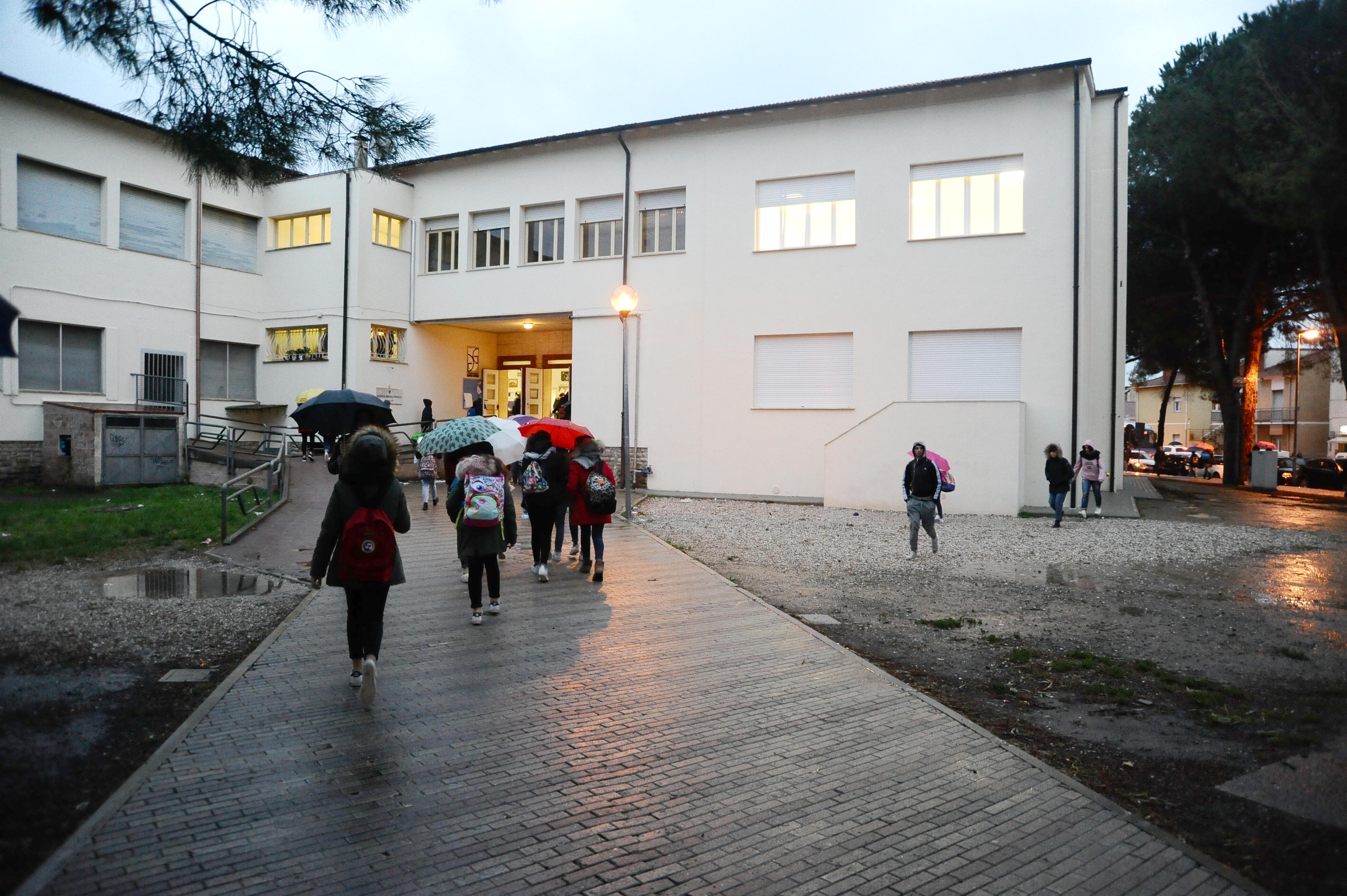 L'ingresso della scuola media Galilei