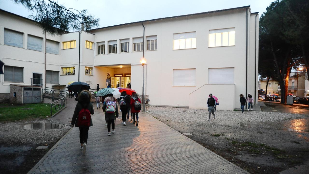 L'ingresso della scuola media Galilei
