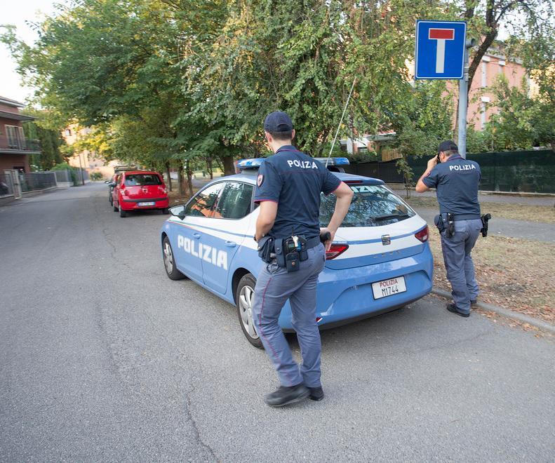 Modena. Le strappa la catenina e sferra una gomitata in faccia a suo marito 