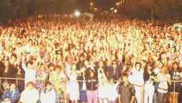 La folla in largo Cairoli che ha assistito al concerto