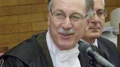 Prese a morsi un bandito per difendere lo zaino