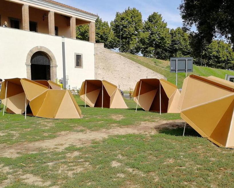 Tende componibli in cartone riciclato L’idea di un francese per le emergenze 